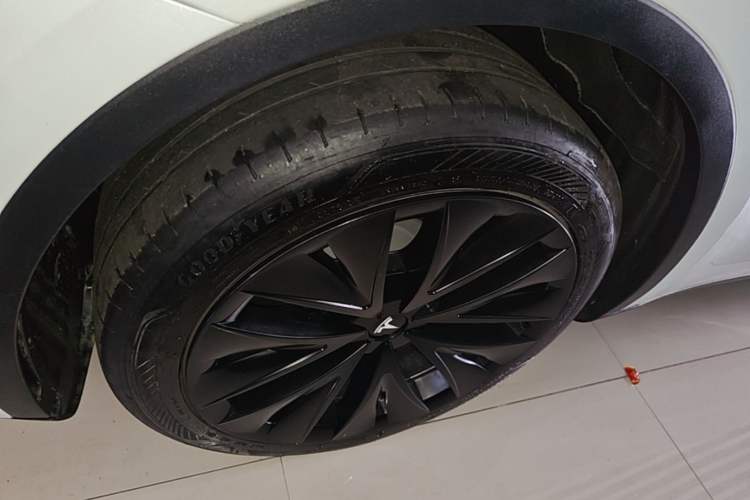 Used Tesla Model Y 2023 Rear-Wheel-Drive Version Left Front Wheel Hub