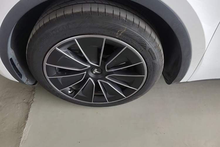 Used Tesla Model Y 2023 Rear-Wheel-Drive Version Left Front Wheel Hub