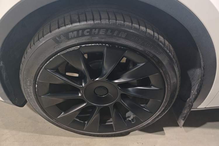 Used Tesla Model Y 2023 Long-Range All-Wheel-Drive Version Left Front Wheel Hub