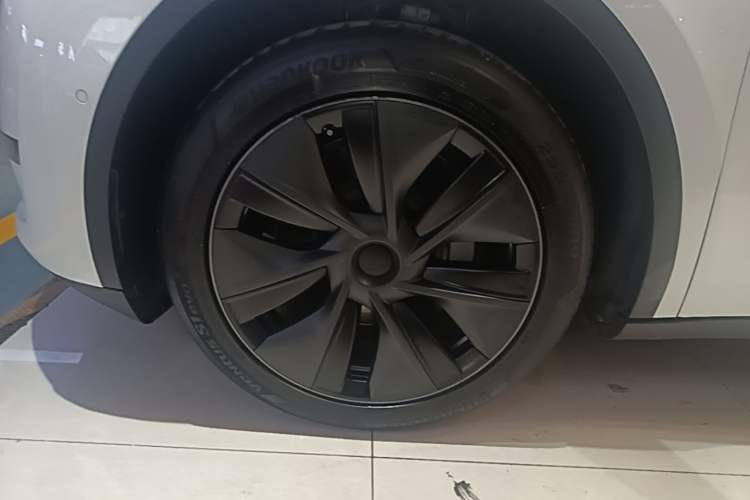 Used Tesla Model Y 2023 Long-Range All-Wheel-Drive Version Left Front Wheel Hub
