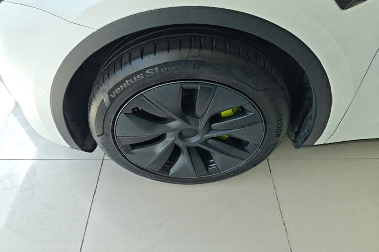 Used Tesla Model Y 2023 Long-Range All-Wheel-Drive Version Left Front Wheel Hub
