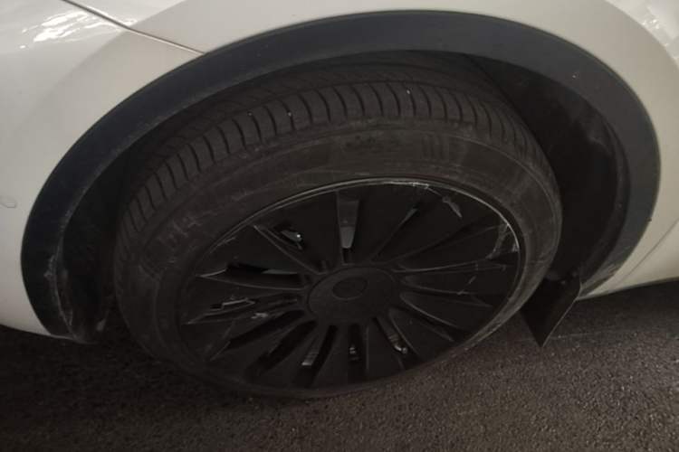 Used Tesla Model Y 2023 Long-Range All-Wheel-Drive Version Left Front Wheel Hub