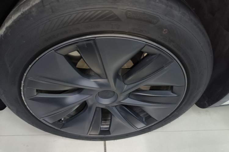 Used Tesla Model Y 2023 Rear-Wheel-Drive Version Left Front Wheel Hub