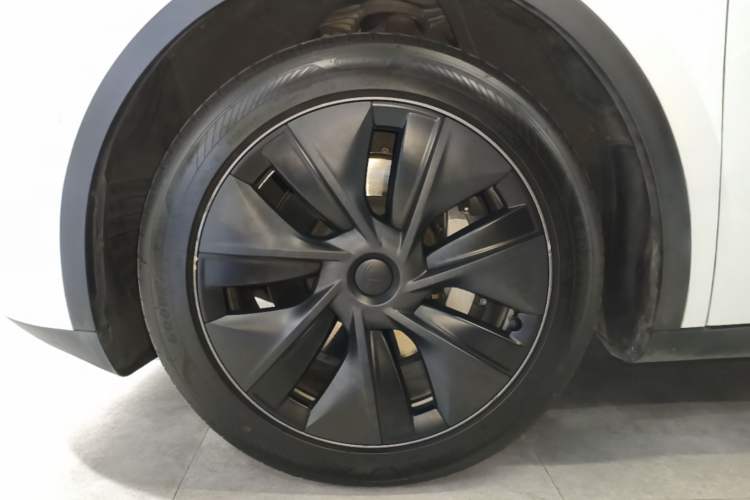 Used Tesla Model Y 2023 Long-Range All-Wheel-Drive Version Left Front Wheel Hub