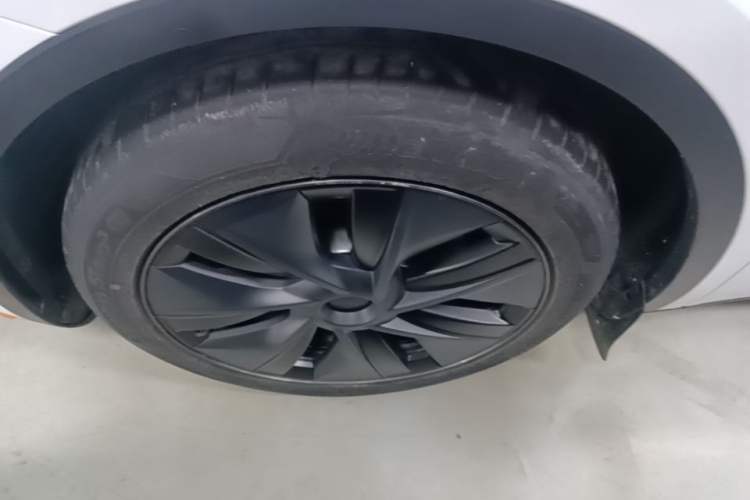 Used Tesla Model Y 2023 Long-Range All-Wheel-Drive Version Left Front Wheel Hub