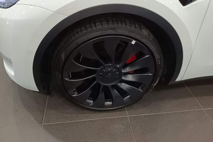 Used Tesla Model Y 2023 High-Performance All-Wheel-Drive Version Left Front Wheel Hub