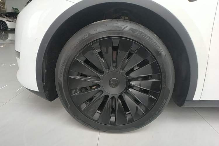 Used Tesla Model Y 2023 Long-Range All-Wheel-Drive Version Left Front Wheel Hub