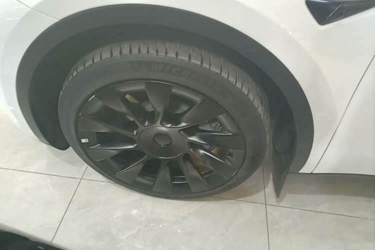 Used Tesla Model Y 2023 Long-Range All-Wheel-Drive Version Left Front Wheel Hub