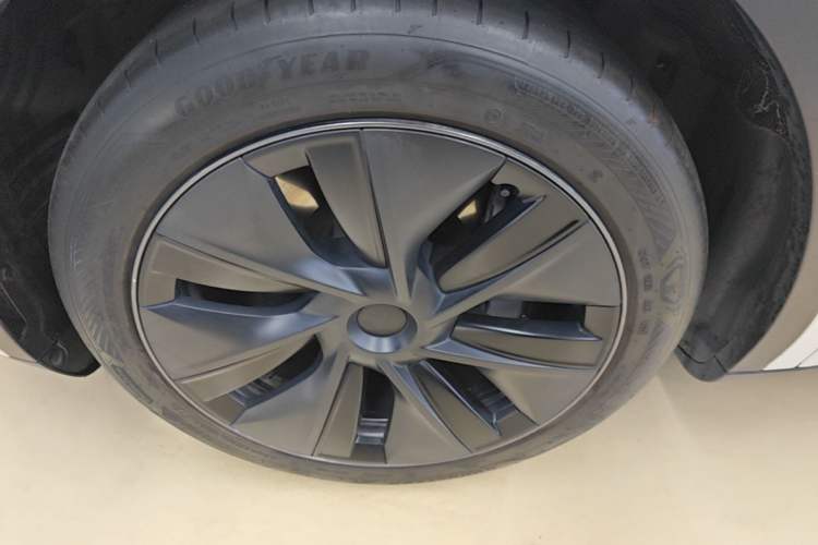 Used Tesla Model Y 2023 Rear-Wheel-Drive Version Left Front Wheel Hub