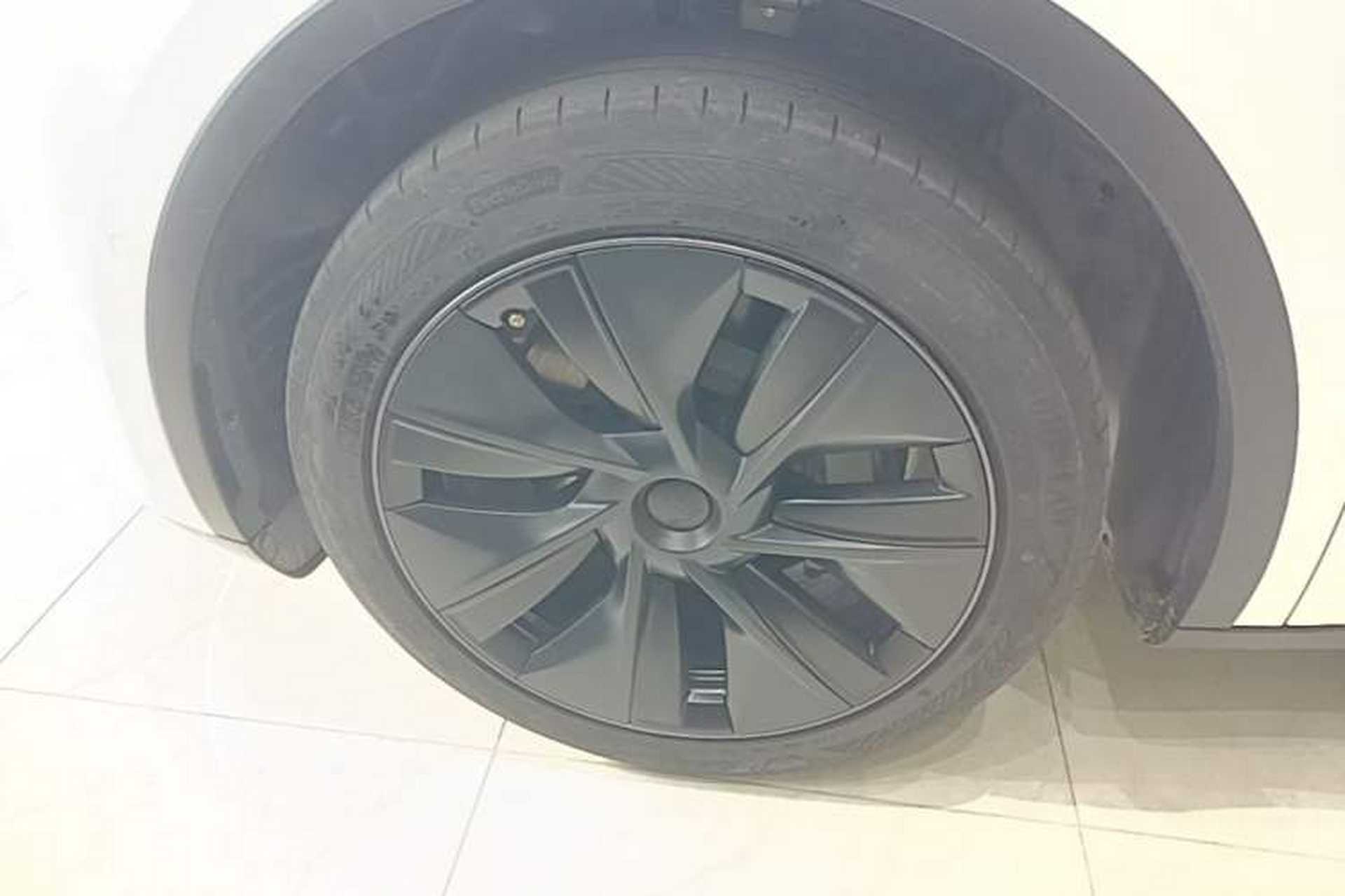 Used Tesla Model Y 2023 Rear-Wheel-Drive Version Left Front Wheel Hub