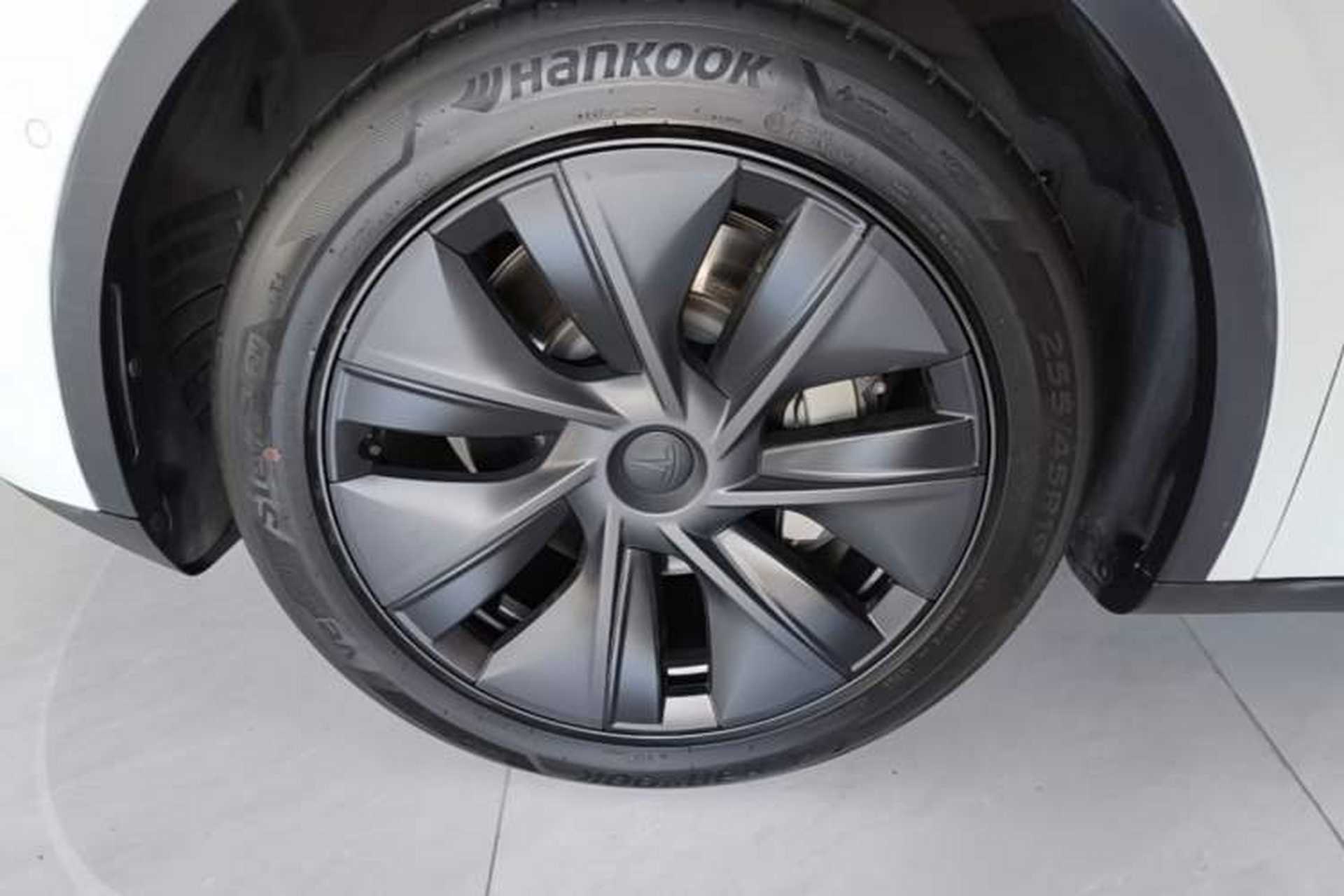 Used Tesla Model Y 2023 Long-Range All-Wheel-Drive Version Left Front Wheel Hub
