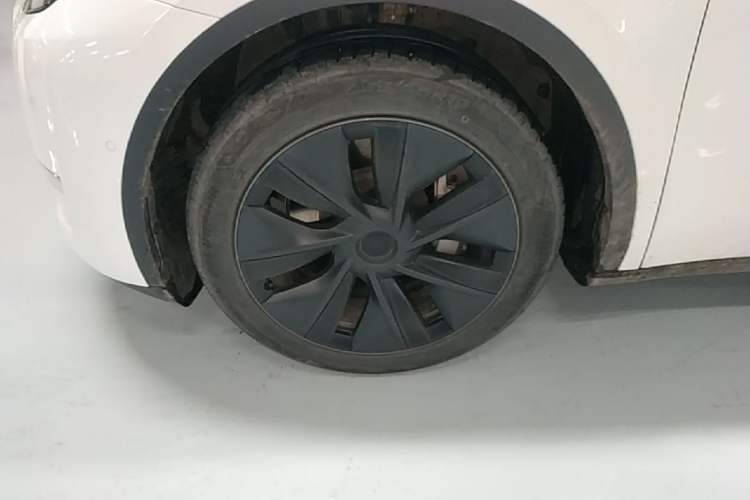Used Tesla Model Y 2023 Long-Range All-Wheel-Drive Version Left Front Wheel Hub