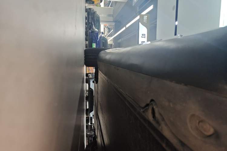 Used Tesla Model Y 2023 Long-Range All-Wheel-Drive Version Left Side Sill