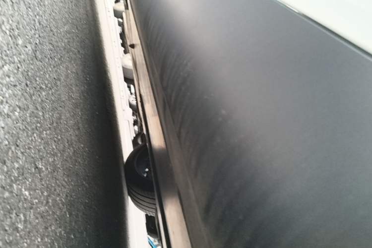 Used Tesla Model Y 2023 Long-Range All-Wheel-Drive Version Left Side Sill