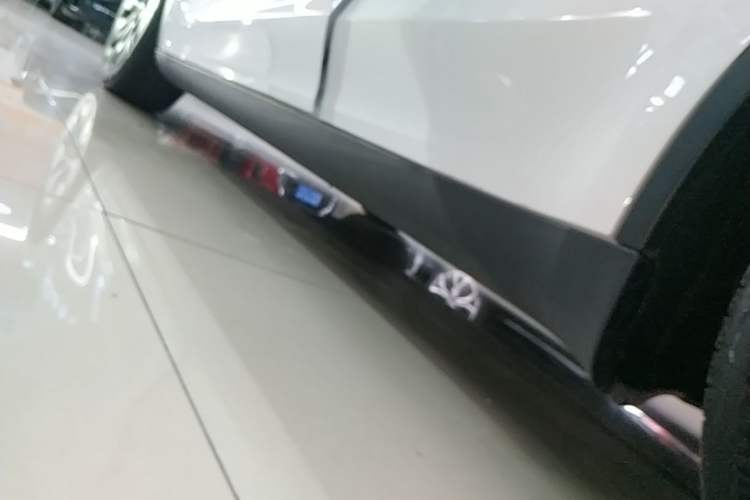 Used Tesla Model Y 2023 Long-Range All-Wheel-Drive Version Left Side Sill