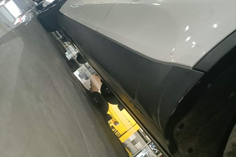 Used Tesla Model Y 2023 Long-Range All-Wheel-Drive Version Left Side Sill