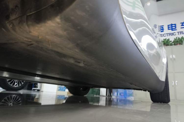 Used Tesla Model Y 2023 Long-Range All-Wheel-Drive Version Left Side Sill