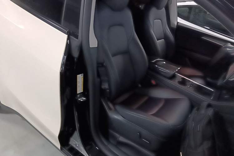 Used Tesla Model Y 2023 Rear-Wheel-Drive Version Right Front Seat