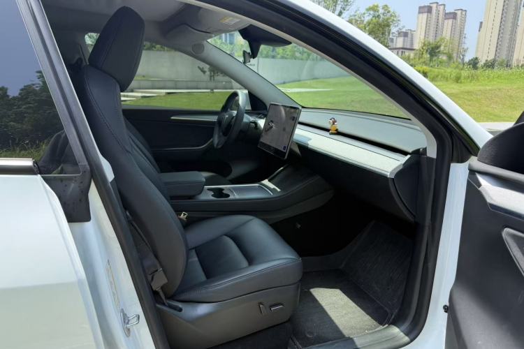 Used Tesla Model Y 2023 Rear-Wheel-Drive Version Right Front Seat
