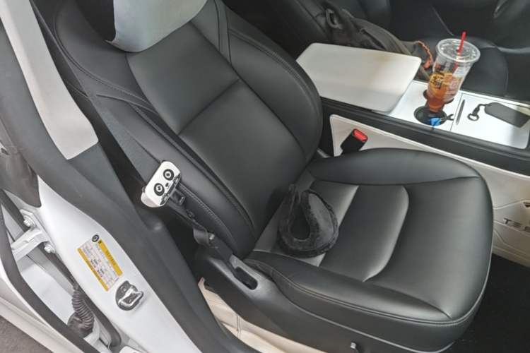 Used Tesla Model Y 2023 Rear-Wheel-Drive Version Right Front Seat
