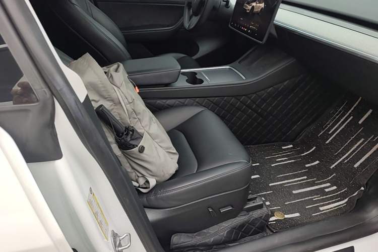 Used Tesla Model Y 2023 Rear-Wheel-Drive Version Right Front Seat