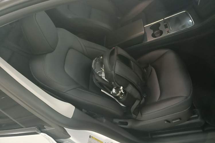 Used Tesla Model Y 2023 Long-Range All-Wheel-Drive Version Right Front Seat
