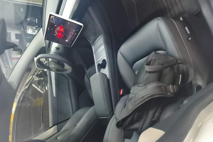 Used Tesla Model Y 2023 Rear-Wheel-Drive Version Right Front Seat