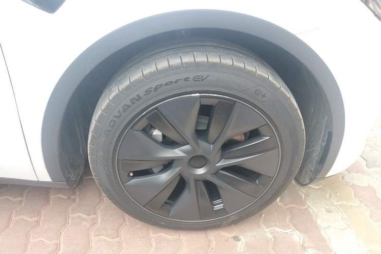 Used Tesla Model Y 2023 Long-Range All-Wheel-Drive Version Right Front Wheel Hub