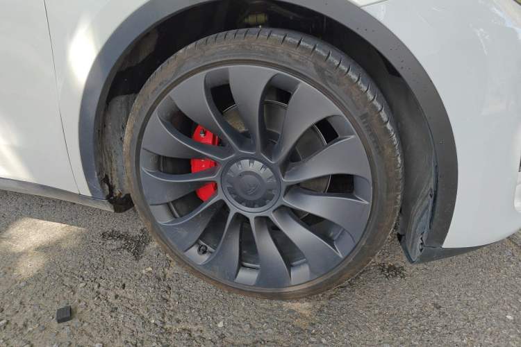 Used Tesla Model Y 2023 High-Performance All-Wheel-Drive Version Right Front Wheel Hub