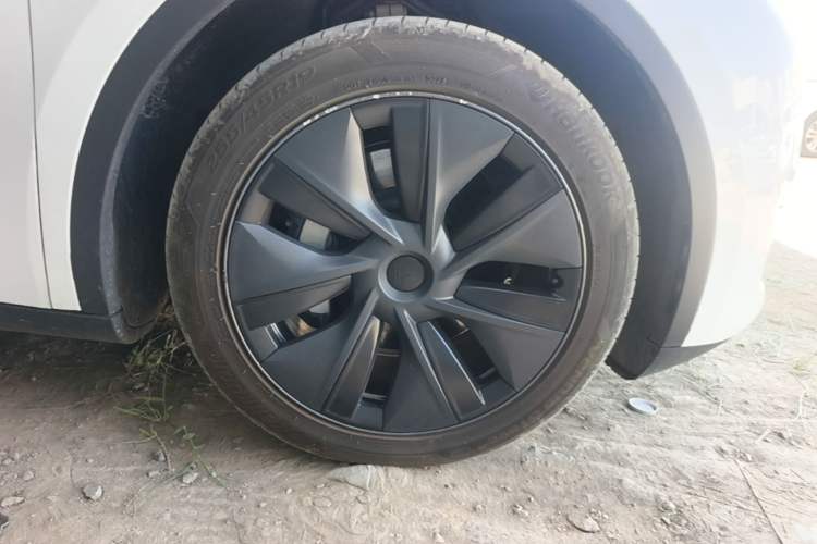 Used Tesla Model Y 2023 Long-Range All-Wheel-Drive Version Right Front Wheel Hub