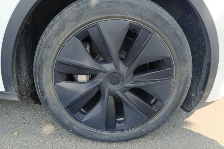 Used Tesla Model Y 2023 Long-Range All-Wheel-Drive Version Right Front Wheel Hub