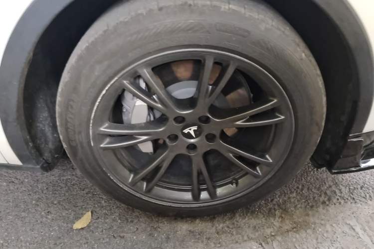 Used Tesla Model Y 2023 Rear-Wheel-Drive Version Right Front Wheel Hub
