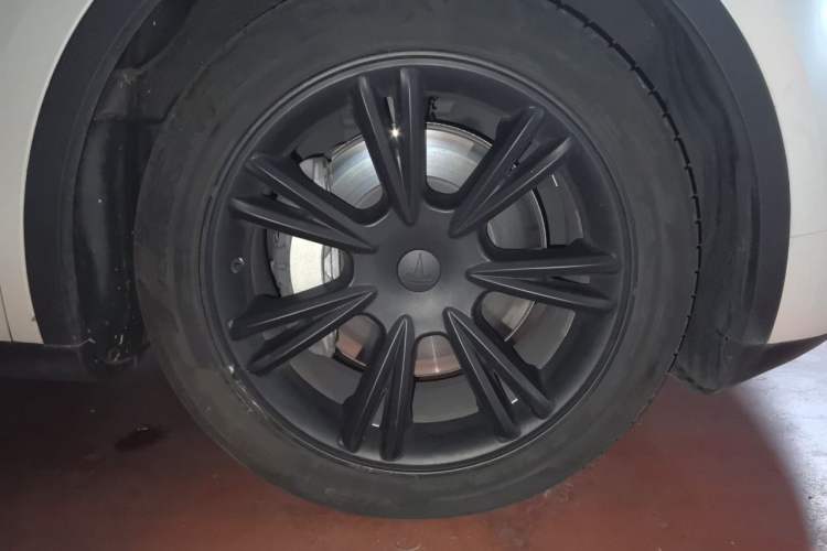 Used Tesla Model Y 2023 Long-Range All-Wheel-Drive Version Right Front Wheel Hub