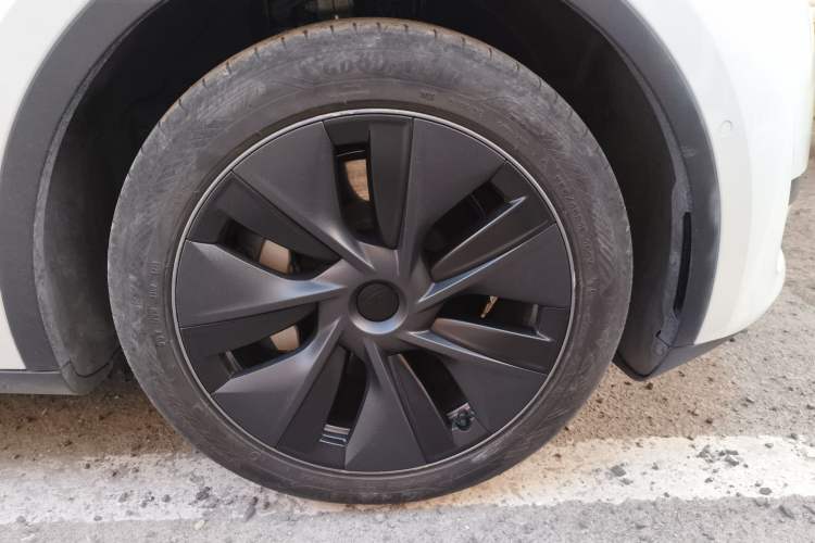 Used Tesla Model Y 2023 Rear-Wheel-Drive Version Right Front Wheel Hub