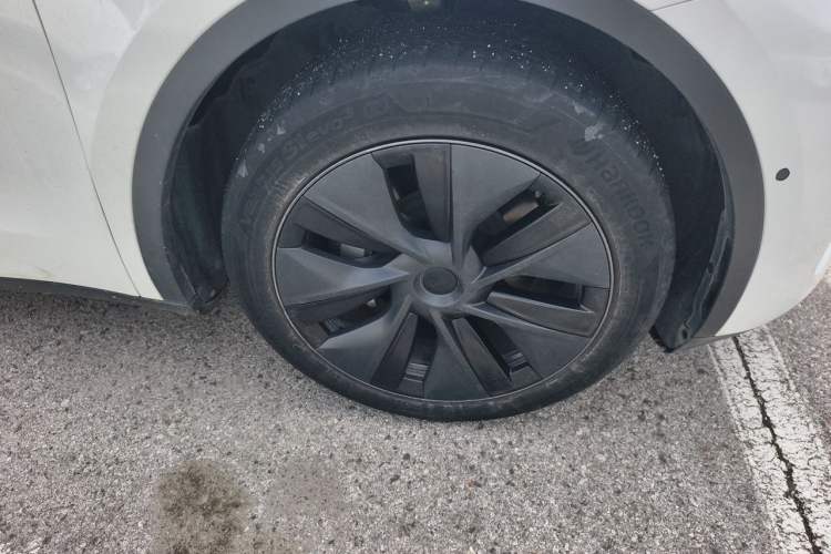 Used Tesla Model Y 2023 Long-Range All-Wheel-Drive Version Right Front Wheel Hub