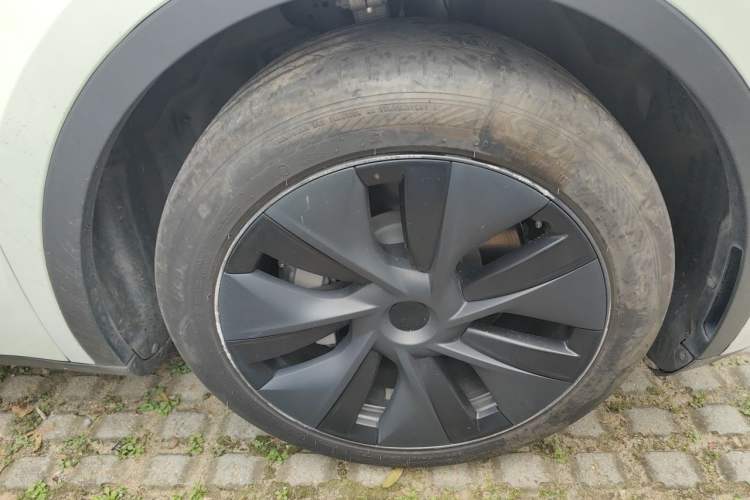 Used Tesla Model Y 2023 Rear-Wheel-Drive Version Right Front Wheel Hub