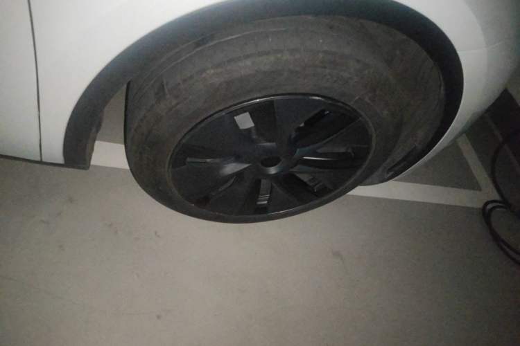 Used Tesla Model Y 2023 Long-Range All-Wheel-Drive Version Right Front Wheel Hub