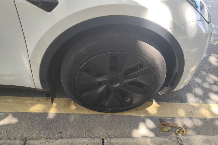 Used Tesla Model Y 2023 Long-Range All-Wheel-Drive Version Right Front Wheel Hub
