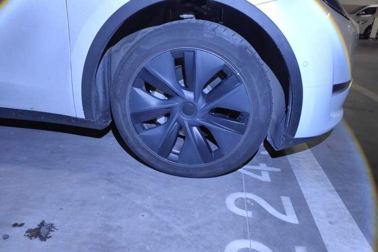 Used Tesla Model Y 2023 Long-Range All-Wheel-Drive Version Right Front Wheel Hub