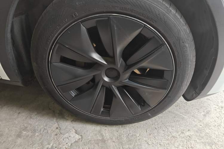Used Tesla Model Y 2023 Rear-Wheel-Drive Version Right Front Wheel Hub