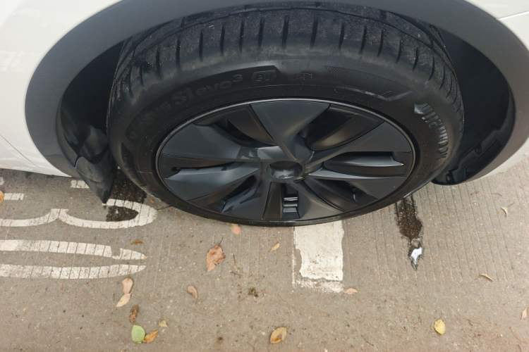 Used Tesla Model Y 2023 Long-Range All-Wheel-Drive Version Right Front Wheel Hub