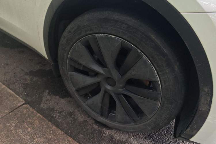 Used Tesla Model Y 2023 Long-Range All-Wheel-Drive Version Right Front Wheel Hub