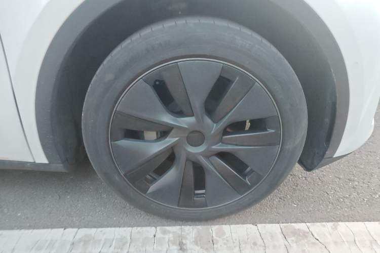 Used Tesla Model Y 2023 Rear-Wheel-Drive Version Right Front Wheel Hub