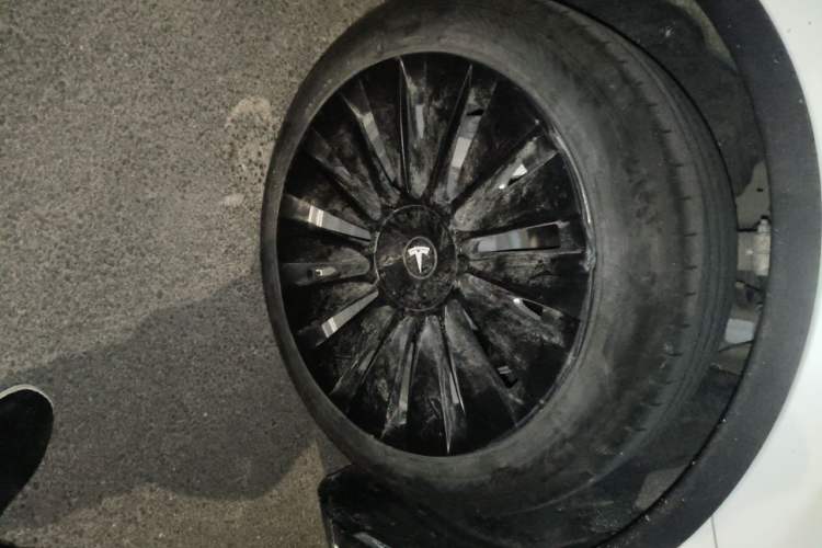 Used Tesla Model Y 2023 Long-Range All-Wheel-Drive Version Right Front Wheel Hub