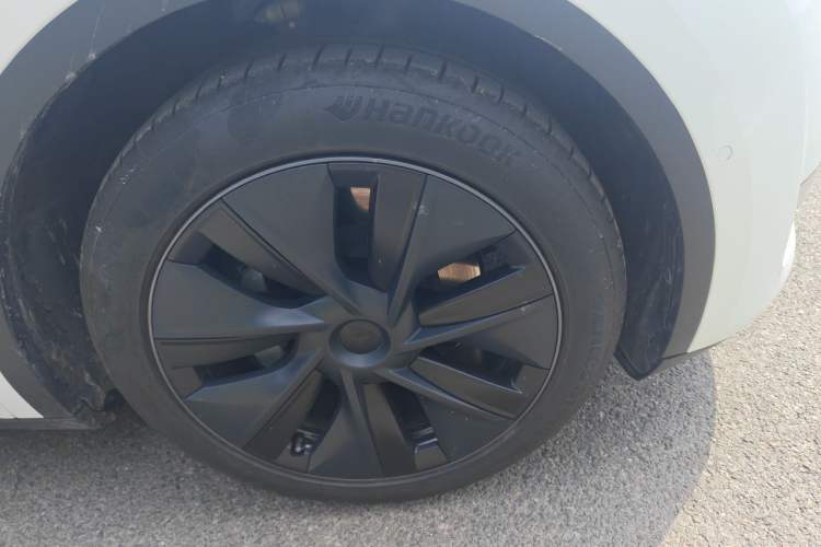 Used Tesla Model Y 2023 Long-Range All-Wheel-Drive Version Right Front Wheel Hub
