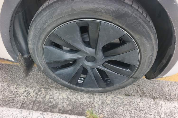 Used Tesla Model Y 2023 Long-Range All-Wheel-Drive Version Right Front Wheel Hub