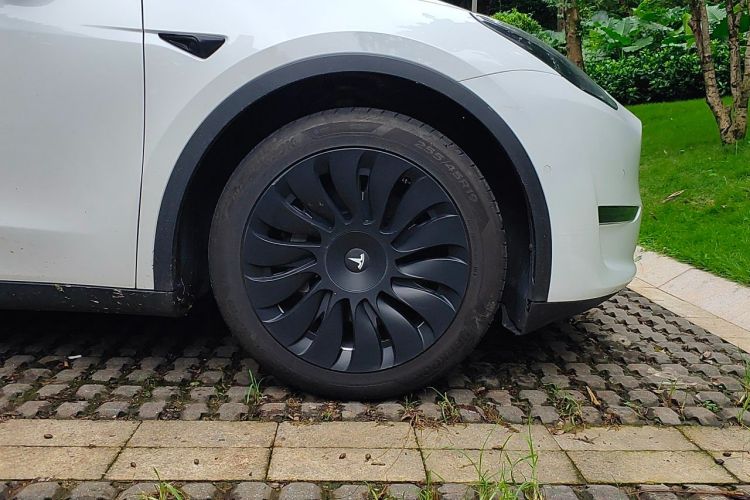 Used Tesla Model Y 2023 Long-Range All-Wheel-Drive Version Right Front Wheel Hub