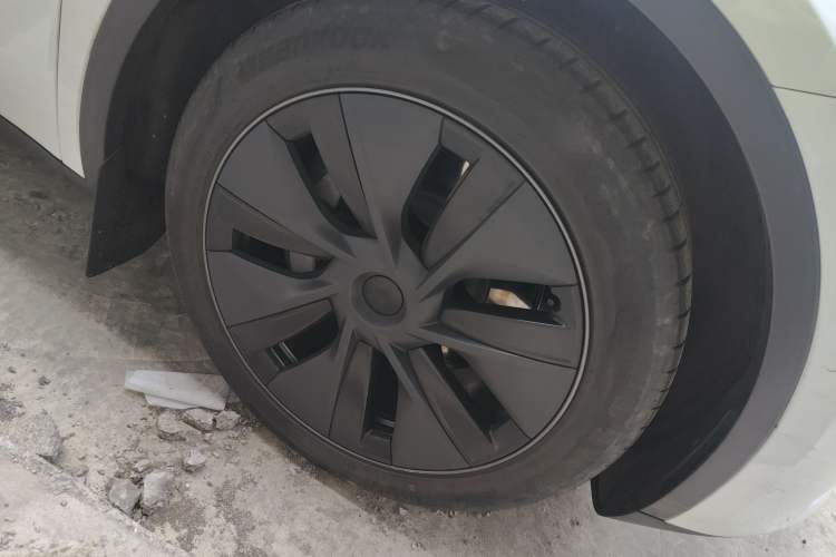 Used Tesla Model Y 2023 Long-Range All-Wheel-Drive Version Right Front Wheel Hub