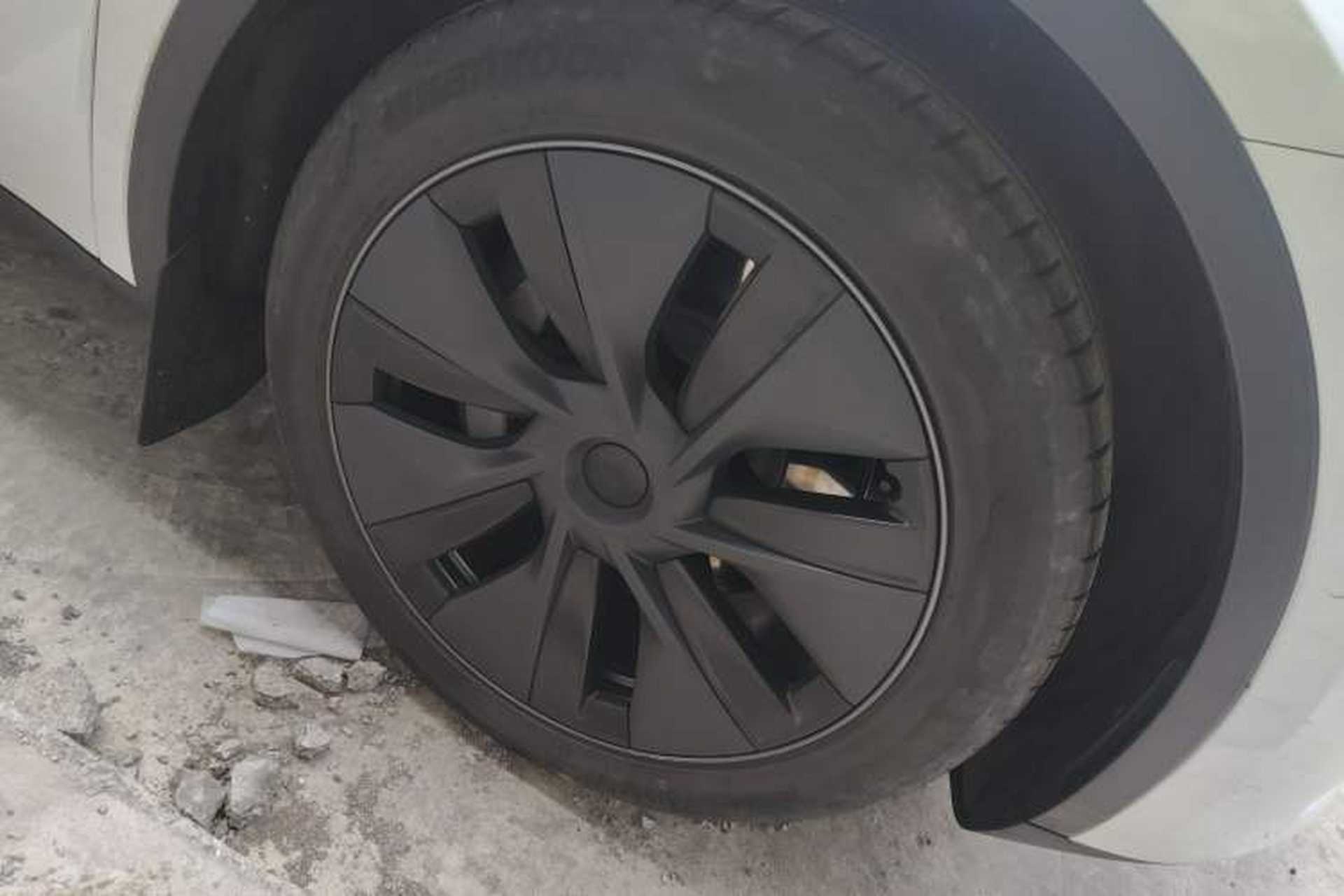 Used Tesla Model Y 2023 Long-Range All-Wheel-Drive Version Right Front Wheel Hub