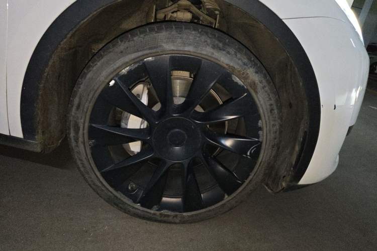 Used Tesla Model Y 2023 Rear-Wheel-Drive Version Right Front Wheel Hub